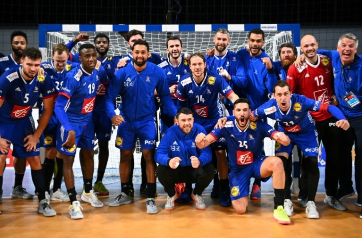 L'équipe de France pose après sa victoire (35-32 après prolongation) face à la Hongrie, lors du quart de finale du Mondial de handball, le 27 janvier 2021 dans la Ville du 6 Octobre, un faubourg près du Caire