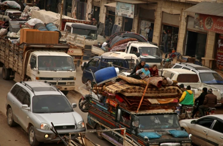 Des véhicules fuient les combats le 4 février 2020 dans le nord de la province d'Idleb (nord-ouest de la Syrie), cible d'une offensive du régime    