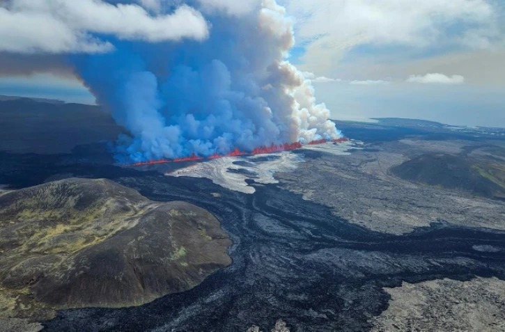 Eruption de lave d'une faille d'1,5 km de long près de Grindavik, dans l'ouest de l'Islande, le 29 mai 2024