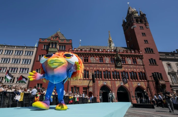 "Lumo", la mascotte de l'Eurovision 2025, devant l'hôtel de ville de Bâle, lors de la cérémonie du Concours de la chanson, le 11 mai 2025 en Suisse