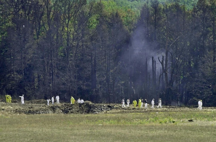Des enquêteurs sur le site du crash du vol 93 de United Airlines, à Shanksville (Pennsylvanie), le 12 septembre 2001