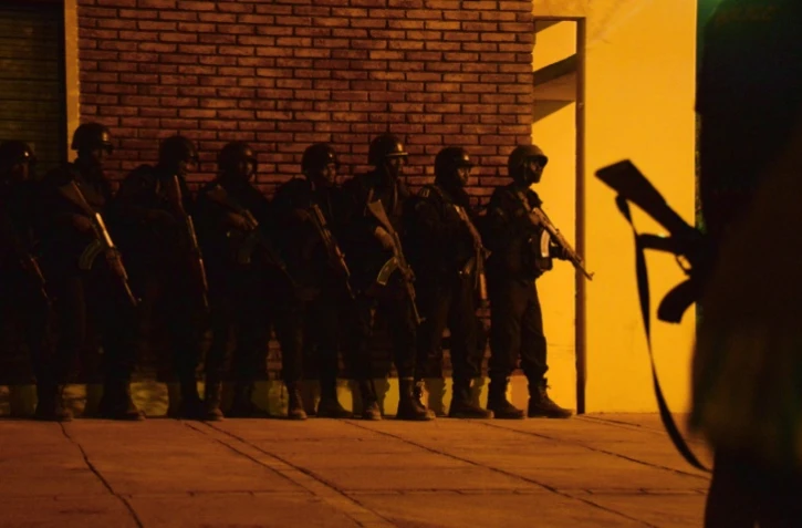 Des soldats de l'armée du Burkina Faso prennent position aux abords de l'hôtel Splendid à Ouagadougou,le 16 janvier 2016