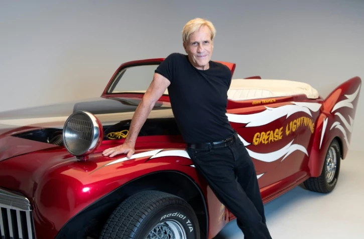 Le réalisateur Randal Kleiser avec la voiture "Grease Lightning", le 12 juillet 2018 à Los Angeles. Son film indémodable, "Grease", fête ses 40 ans  