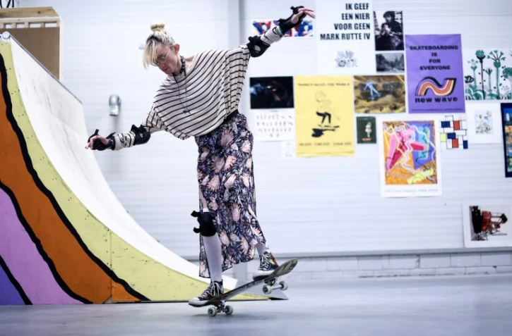 Un membre de la communauté LGBTQ+ fait du skate dans un skatepark inclusif à Amsterdam, le 9 août 2023