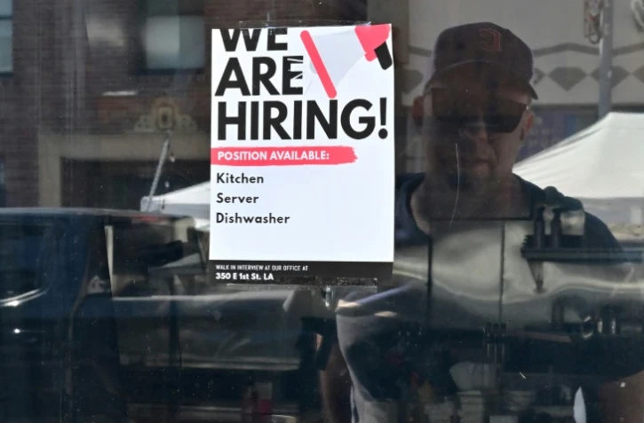 Une affichette "On embauche" sur la vitrine d'un restaurant, le 17 août 2022 à Los Angeles, en Californie