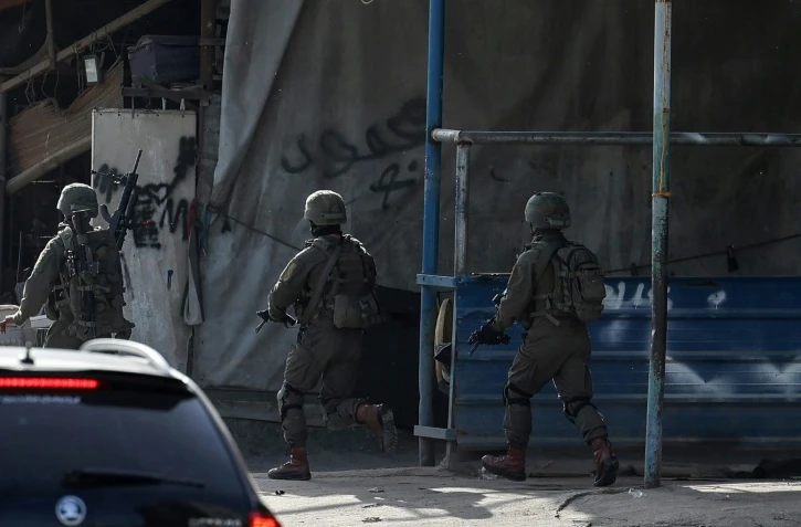 Des soldats israéliens prennent position dans le camp de réfugiés palestiniens de Nour Chams, près de la ville de Tulkarem, dans le nord de la Cisjordanie, le 10 avril 2022
