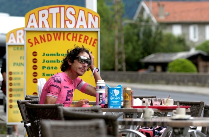 Pause déjeuner pour Lachlan Morton sur la route de son Tour de France alternatif, le 8 juillet 2021 à Tarascon-sur-Ariège