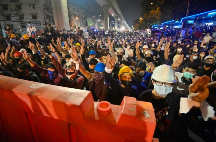 Des manifestants le 19 octobre 2020 Ă Bangkok, lors d'un rassemblement qui s'inspire des tactiques des protestataires Ă Hong Kong