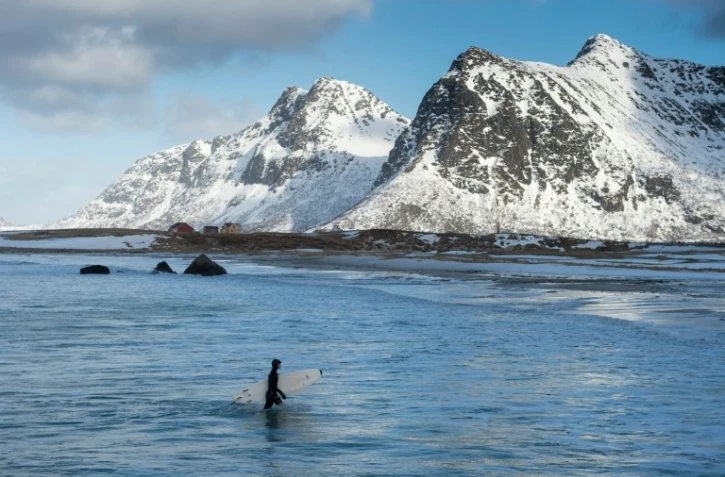 Un surfeuse à Flackstad dans les îles norvégiennes Lofoten, le 13 mars 2016
