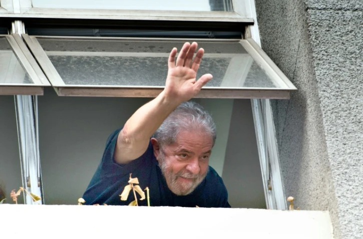 L'ancien président brésilien Lula da Silva salue ses partisans le 4 mars 2016 à Sao Paulo au Brésil 