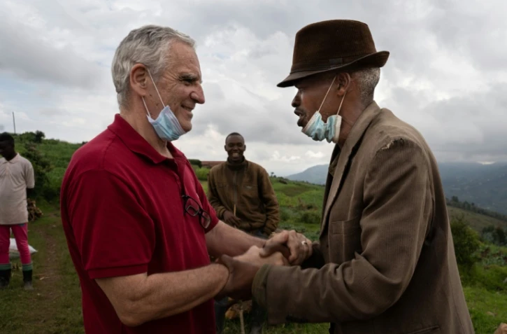 Le Français Alain Gauthier (G), traqueur de génocidaires rwandais, à son arrivée à Bisesero, dans l'ouest du Rwanda, le 2 décembre 2020