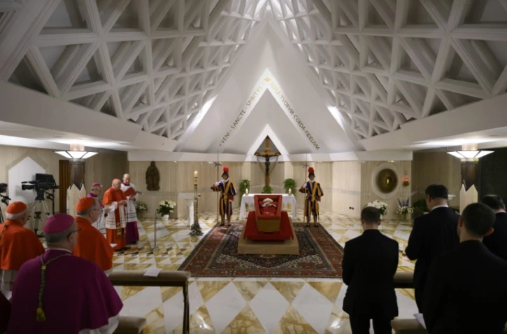 Photo prise le 21 avril 2025 et diffusée le 22 avril 2025 par les médias du Vatican du pape François dans son cercueil ouvert pendant le rite de la Confirmation de la mort du souverain pontife à la Chapelle de Sainte-Marthe au Vatican