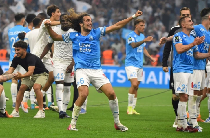 La joie des Marseillais dont Matteo Guendouzi (c) vainqueurs de Strasbourg et qualifiés pour la Ligue des champions, le 21 mai 2022 au Stade Vélodrome 