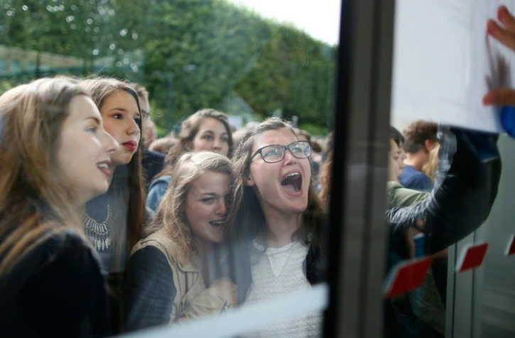 Des jeunes filles regardent les résultats du baccalauréat au lycée Malherbe de Caen le 5 juillet 2016