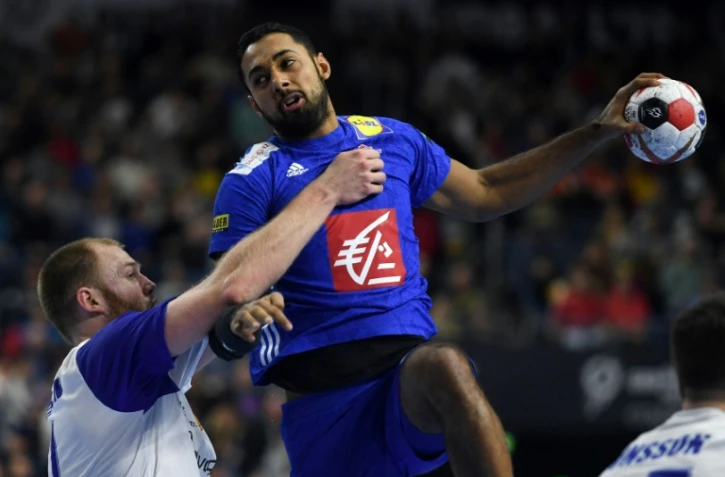 Le Français Melvyn Richardson tente de marquer face à l'Islande au Mondial de handball, le 20 janvier 2019 à Cologne