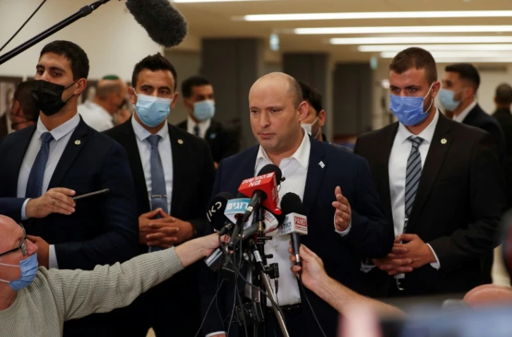 Le Premier ministre israélien Naftali Bennett parle aux journalistes après une séance à la Knesset, le 4 novembre 2021