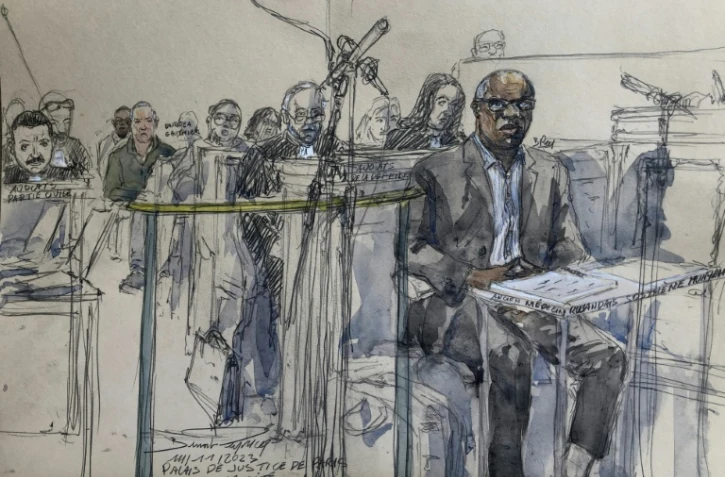 Croquis d'audience de l'ancien médecin Sosthène Munyemana (d) lors de son procès pour son éventuelle implication dans le génocide au Rwanda en 1994, le 14 novembre 2023 devant la cour d'assises de Paris