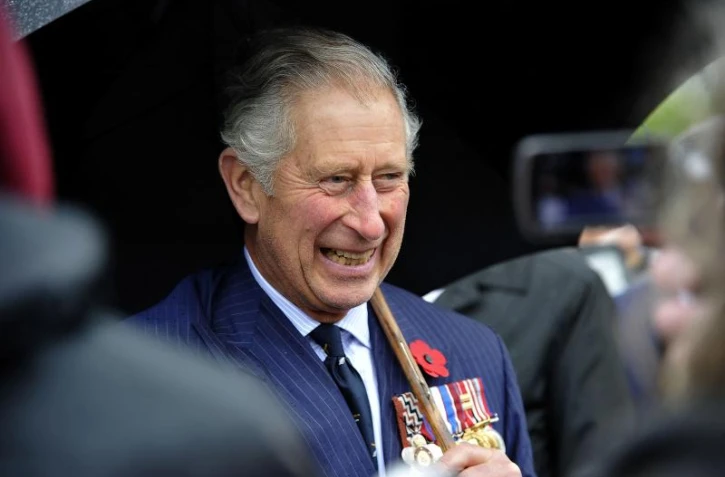   Non, cette vidéo ne montre pas un "homme vacciné" qui s'évanouit devant le Prince Charles en 2021