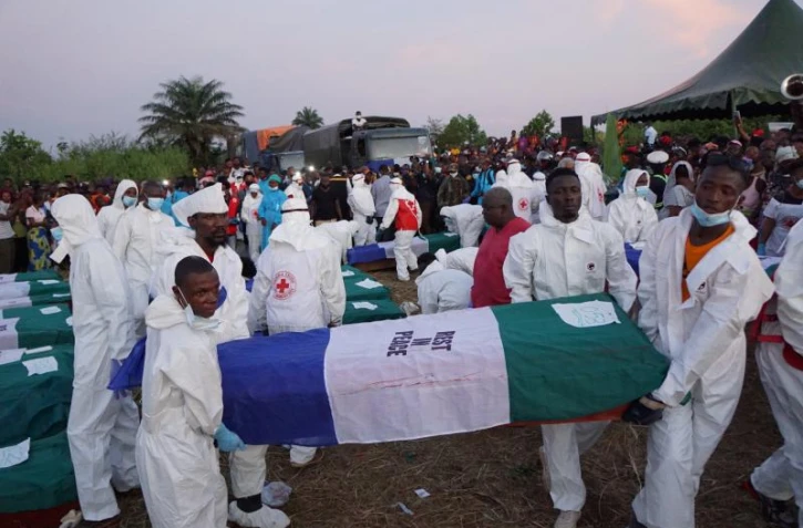   Le dernier bilan disponible de l'explosion meurtrière d'un camion- citerne en Sierra Leone est de 131 morts et non 400