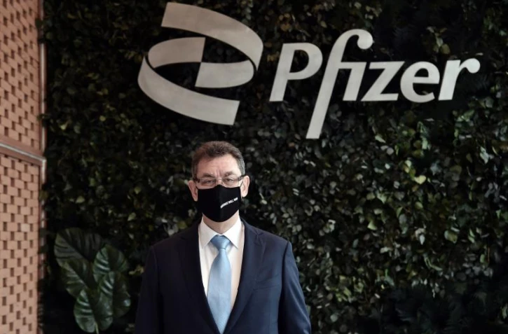   Attention, cet article annonçant que le PDG de Pfizer n'est pas complètement vacciné date de mars
