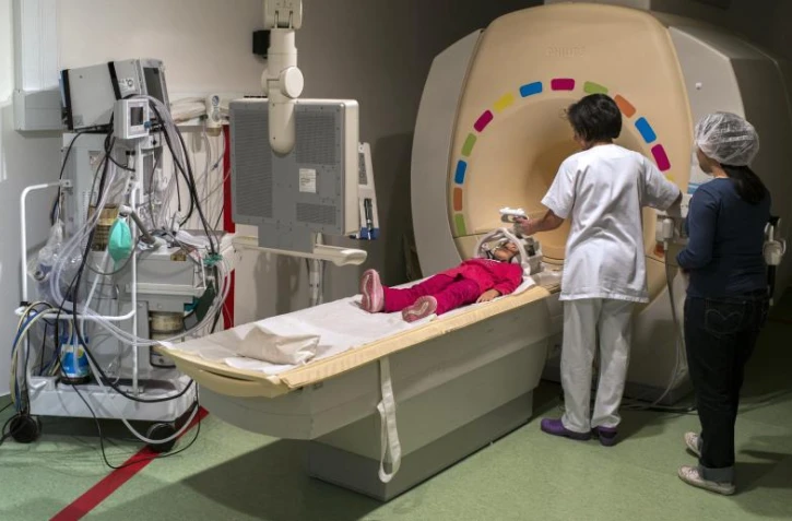   Attention à ces affirmations qui comparent les "IRM cérébrales" des enfants ayant eu le Covid à celles de personnes atteintes d'Alzheimer