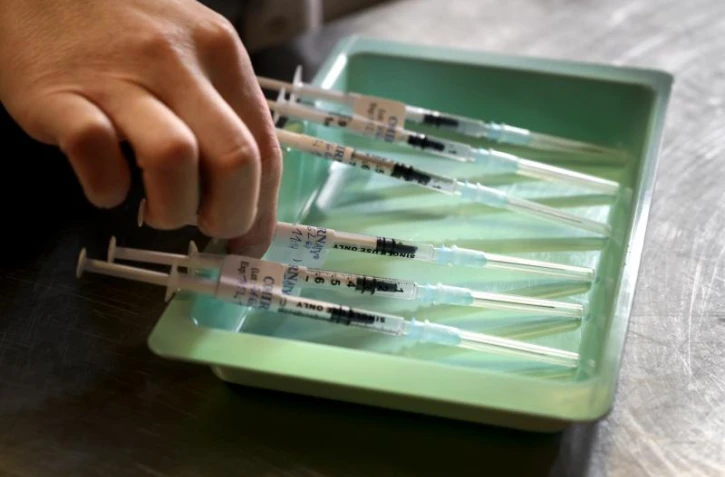  Non, les vaccins contre le Covid n'injectent pas de "lames de rasoir dans le flux sanguin"