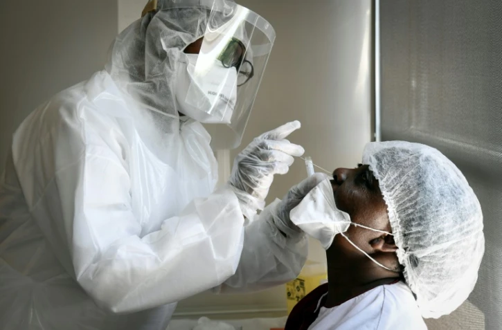 Un membre du personnel de l'EHPAD est testé, le 16 avril 2020 à Asnières-sur-Seine