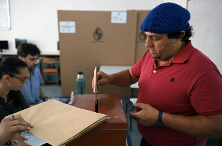 Un électeur vote au deuxième tour de l'élection présidentielle à Canelones, le 24 novembre 2024 en Uruguay