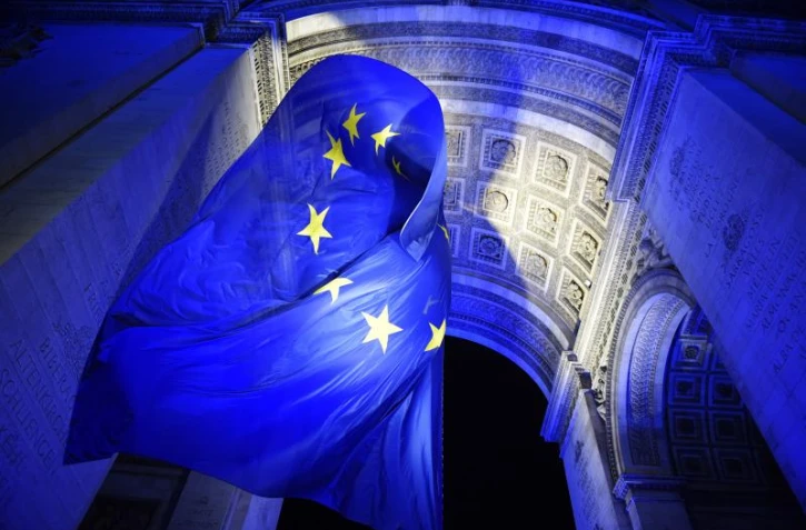   Le pavoisement aux seules couleurs européennes est-il proscrit en droit français ?