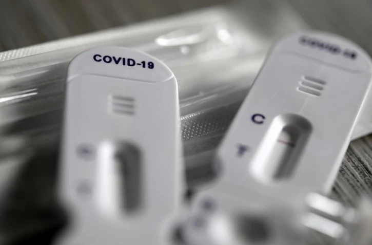   Attention à ces nouvelles vidéos prétendant montrer des autotests Covid "positifs à l'eau du robinet"