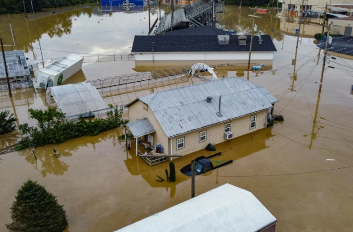 Vue aérienne de maisons sous les eaux dans la région de Jackson, le 28 juillet 2022 au Kentucky