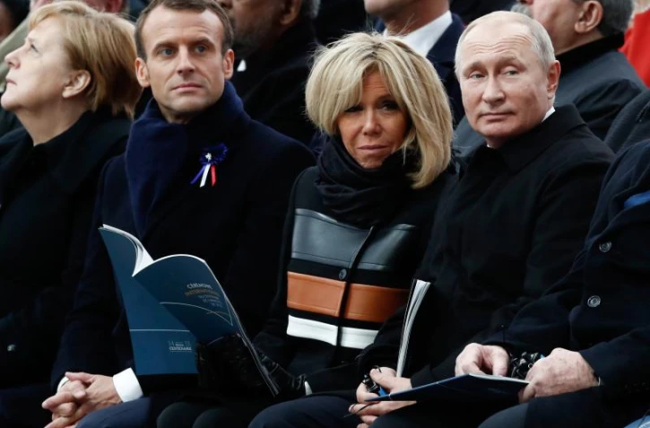   Non, Vladimir Poutine n'a pas ignoré la poignée de main d'Emmanuel Macron