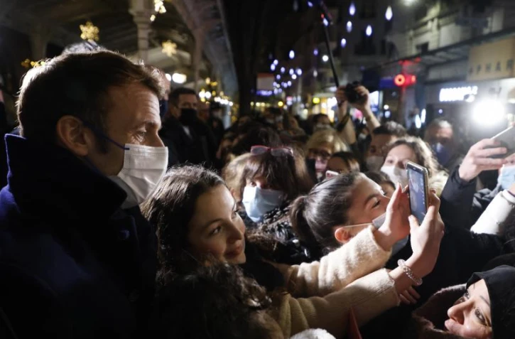   Campagne présidentielle : Emmanuel Macron, quasi candidat, "triche-t-il avec les règles juridiques"?