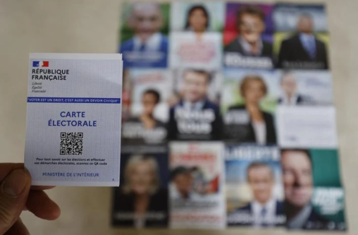   Non, le nouveau QR code figurant sur la carte électorale ne peut pas servir à "truquer l'élection"