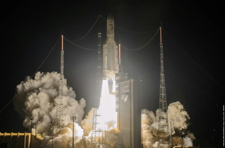 Photo diffusée le 15 août 2020 par l'Agence spatiale européenne du décollage de la fusée Ariane 5 à Kourou