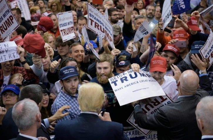 Entouré de ses partisans, Donald Trump signe des autographes le 12 mars 2016 à Cleveland dans l'Ohio