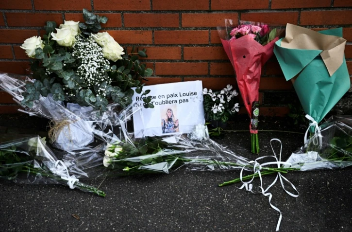 Des fleurs et un message en hommage à Louise déposés devant son collège André Maurois à Epinay-sur-Orge, le 8 février 2025 dans l'Essonne