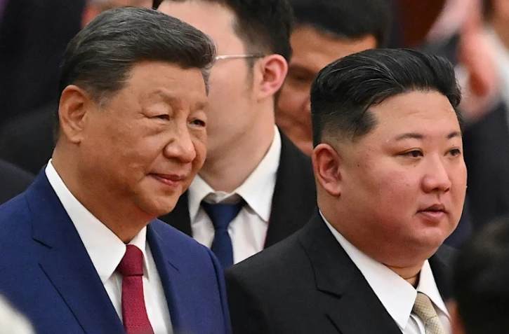 Le président chinois Xi Jinping (g) et le dirigeant nord-coréen Kim Jong Un, le 3 septembre 2025 à Pékin