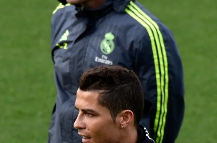 Zinédine Zidane, entraîneur du Real Madrid, et l'attaquant Cristiano Ronaldotake lors d'une séance d'entraînement à Madrid, le 8 janvier 2016
