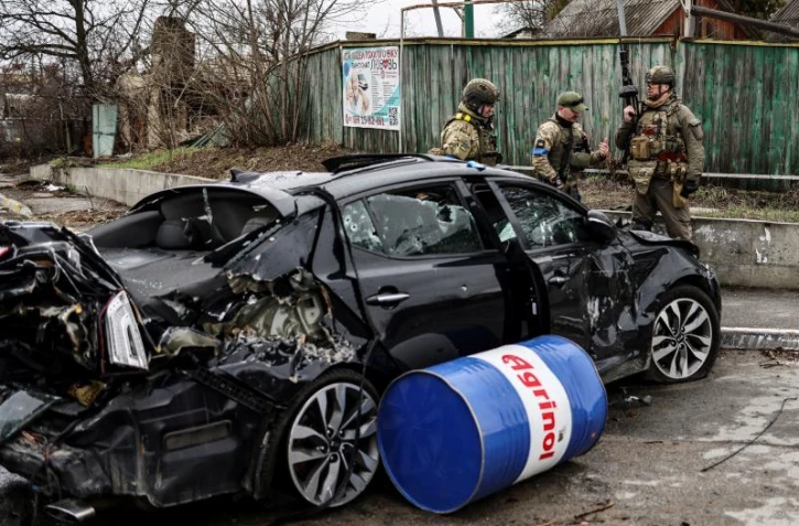   Ukraine : non, cette photo de voitures renversées n'est pas la preuve d'une mise en scène à Boutcha