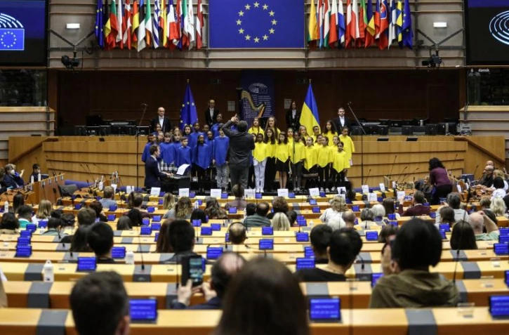   Non, les fonctionnaires européens ne partent pas à la retraite à "50 ans" avec "9000 euros" de pension