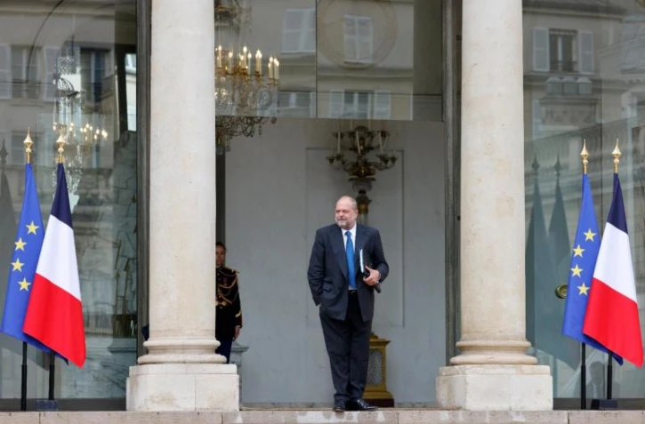   Peut-on dire qu'"aucune règle" n'oblige un ministre mis en examen à démissionner ?