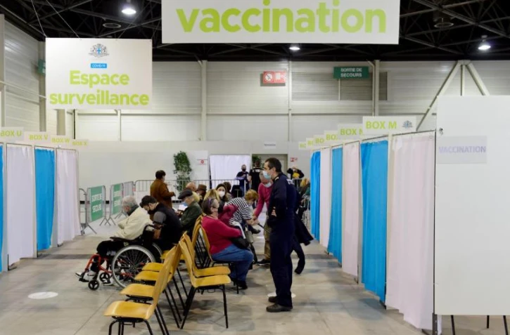   Une "augmentation historique" de "1788%" des troubles menstruels et de "732%" des AVC dus aux vaccins anti-Covid ? Ces calculs sont trompeurs