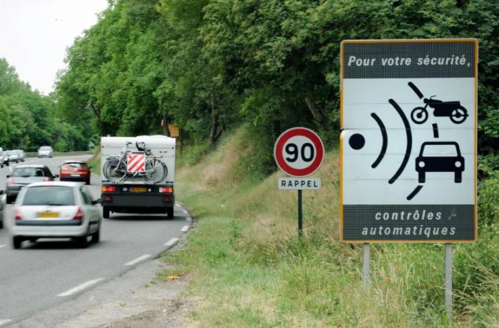   Non, les panneaux annonçant la présence de radars ne vont pas être supprimés
