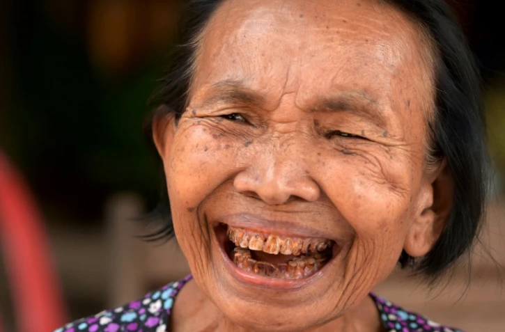 Im Chaem, ancienne cadre du régime  Khmer rouge sourit lors d'un entretien à l'AFP le 25 février 2018 chez elle à Anlong Veng