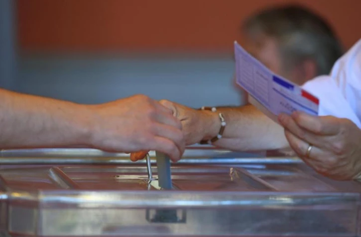   "Illusion" ou élément "utile" au débat ? Coup de chaud autour des projections en siège pour les législatives