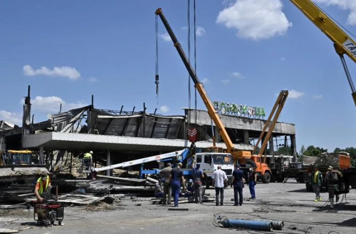   Un centre commercial ukrainien "fermé depuis longtemps" au moment d'une frappe russe ? Plusieurs éléments montrent le contraire