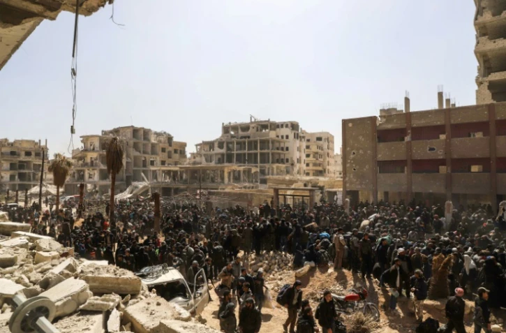 Photo d'une évacuation de civils à Arbine, dans une poche rebelle de la Ghouta orientale, près de Damas, le 25 mars 2018