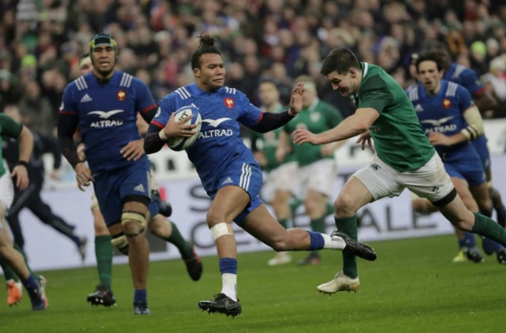 L'ailier du XV de France Teddy Thomas échappe à un joueur irlandais pour aller inscrire un essai lors du Tournoi des six nations, le 3 février 2018 au Stade de France à Saint-Denis