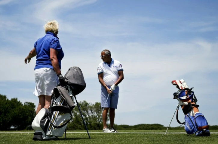Les touristes français Gilles Barboux et son épouse Christine jouent au golf à Vilamoura, en Algarve, le 10 juin 2016